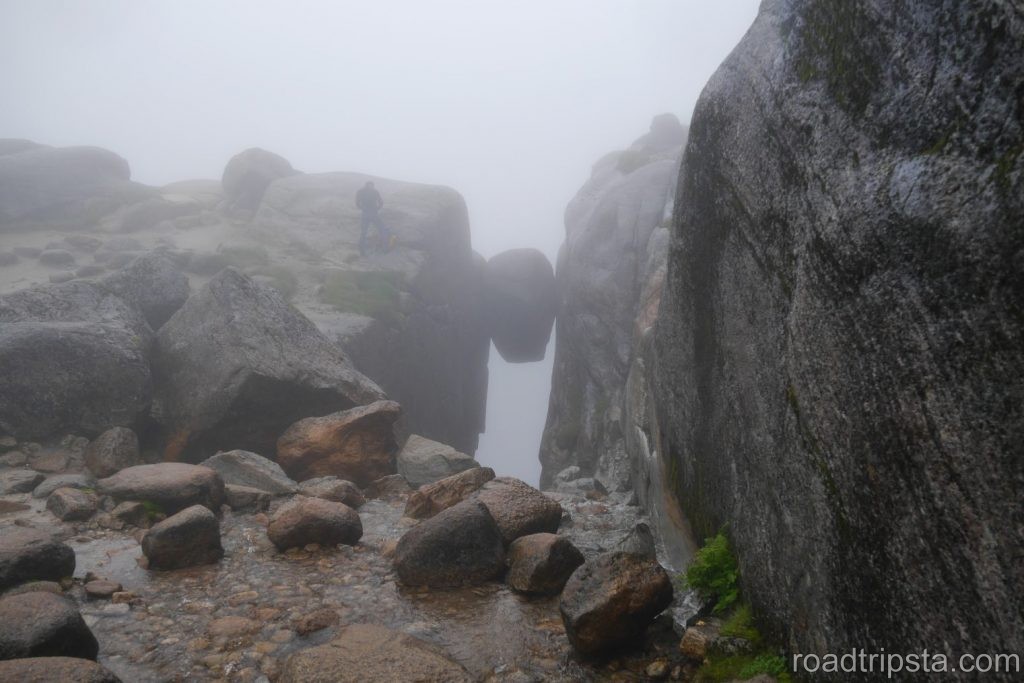 TOP 11 Norwegen Sehenswürdigkeiten (mit Karte) Kjeragbolten bei Regen und Nebel