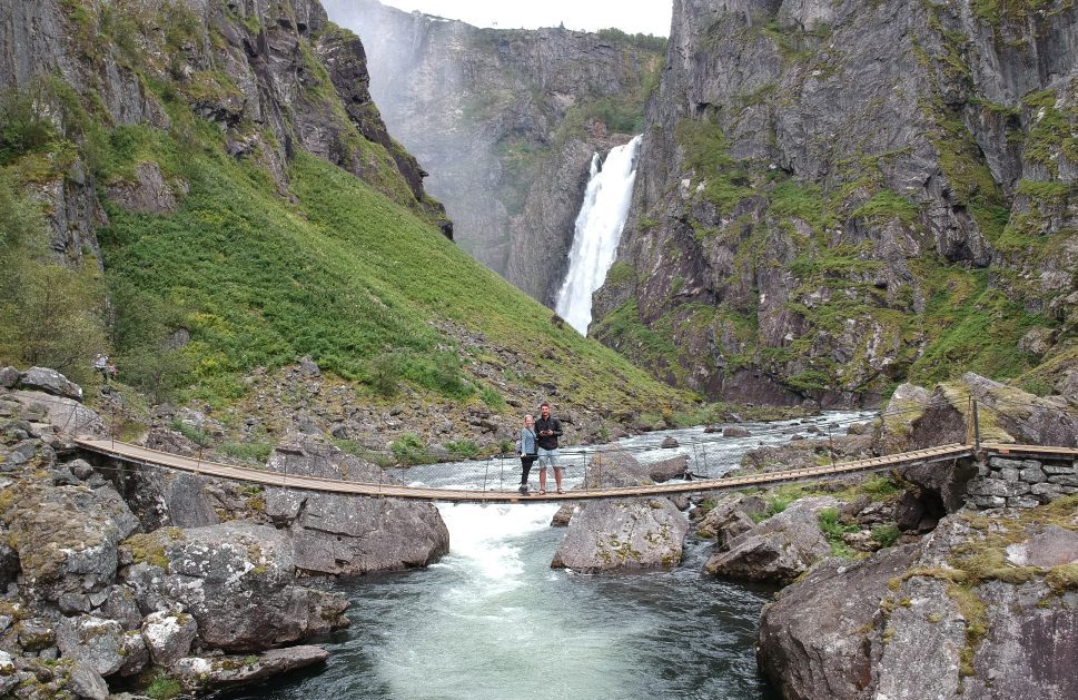 Norwegen Roadtrip: Die perfekte 2-Wochen-Route durch Südnorwegen (2026) Voringfossen Wasserfall Norwegen - Blick auf die Brücke