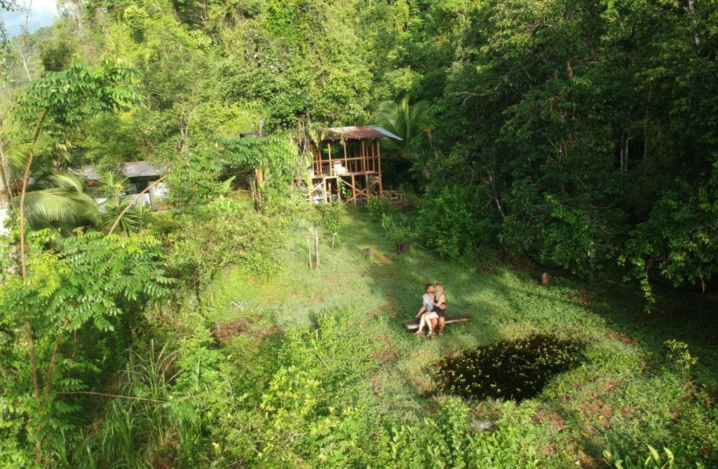 Blick aufs Bolita Rainforest Hostel per Drohne