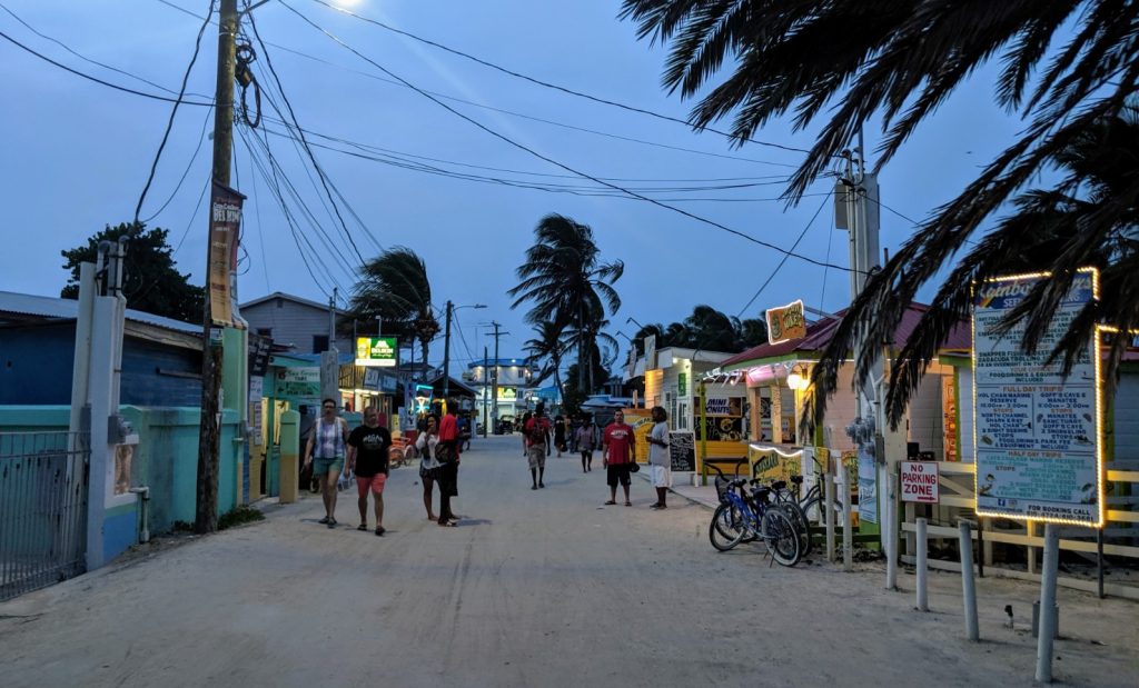 Caye Caulker | 5 Tipps zur Trauminsel in Belize Abends in Caye Caulker