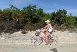 Fahrrad fahren zum Secret Beach auf Caye Ambergris