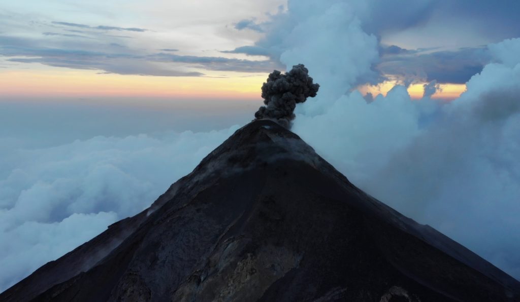Drohnenaufnahme des Vulkans Fuego in Guatemala