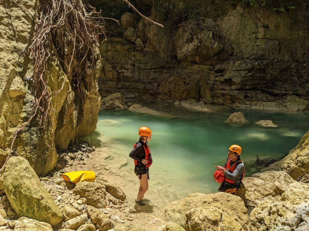 Kawasan Falls Canyoneering I Wasserfall Wanderung in Cebu Kawasan Falls Canyoneering I Wasserfall Wanderung in Cebu