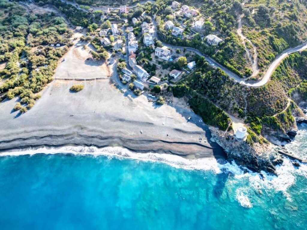 Albo auf Cap Corse: Kostenloser Stellplatz & toller Strand Drohnenbild auf Albo Strand und Küstenstraße