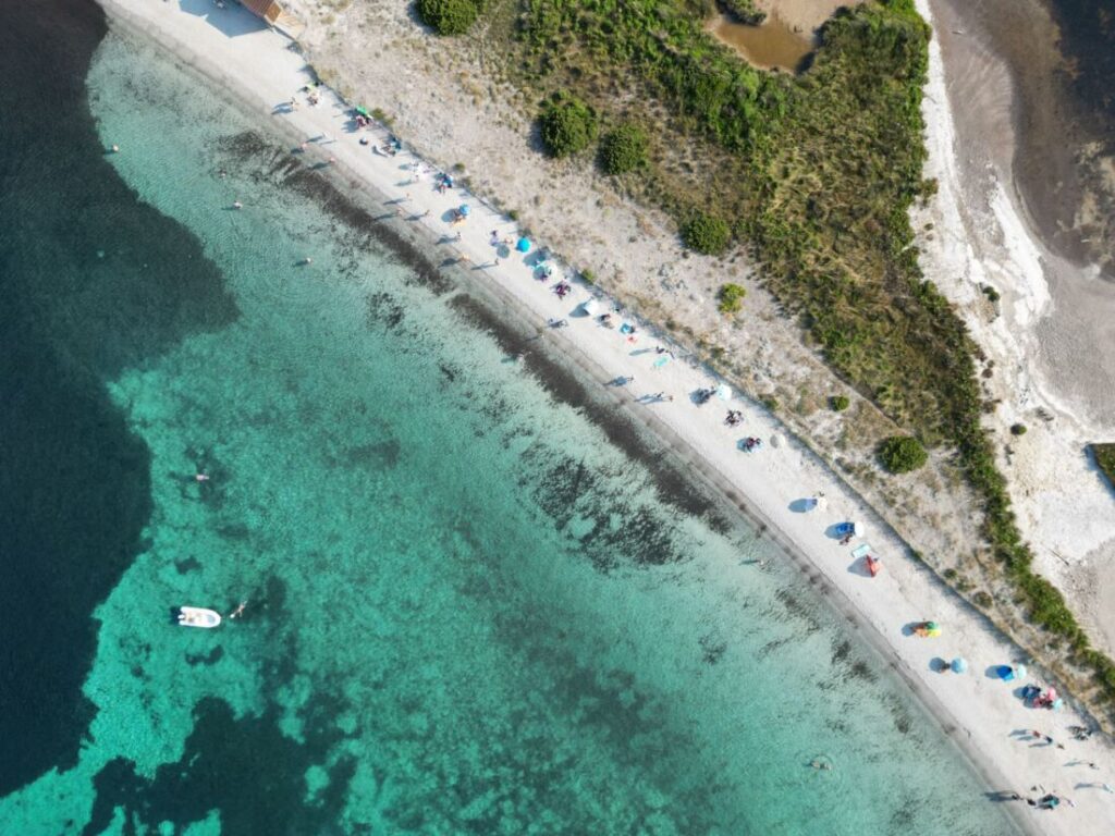 Plage de Piantarella bei Bonifacio mit langem, flach abfallendem Sandstrand