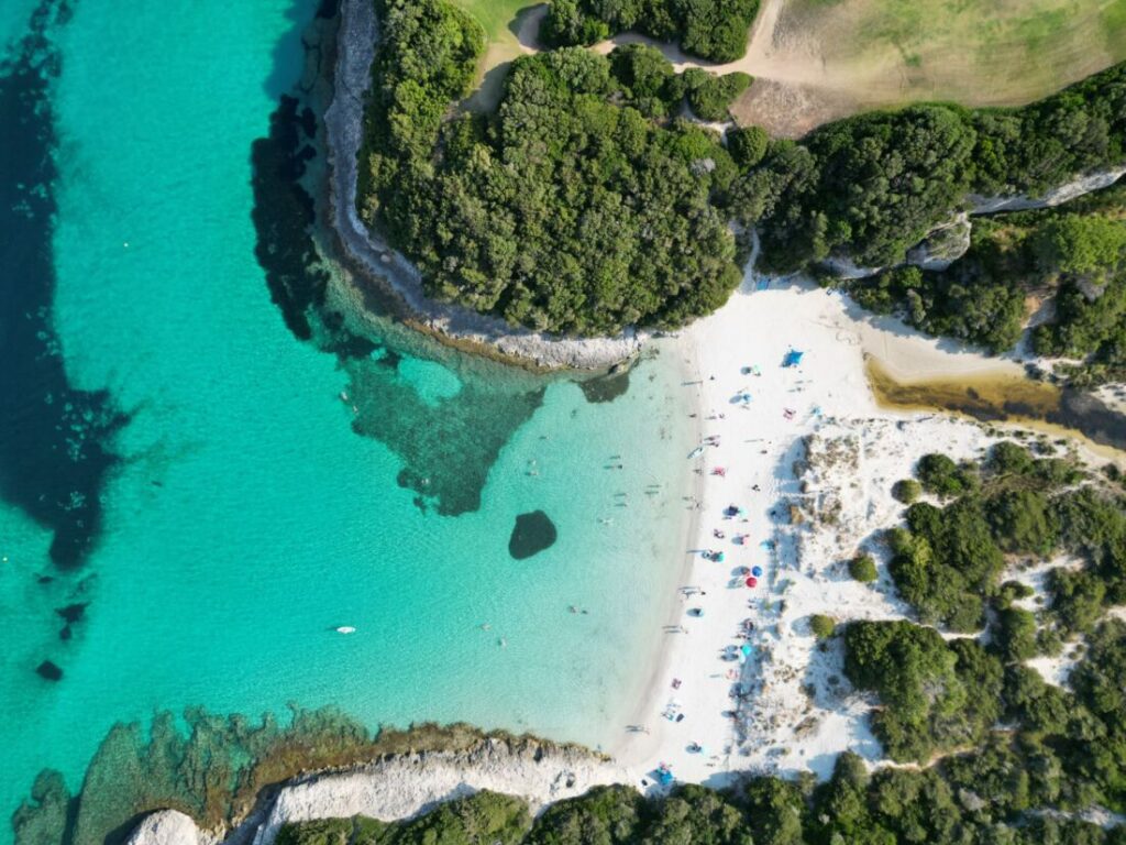 Plage de Rondinara auf Korsika: kreisrunde Bucht mit weißem Sand