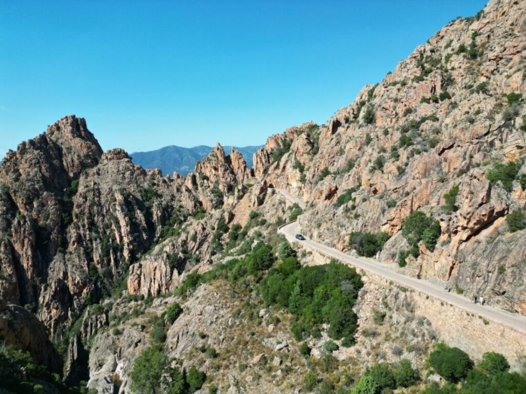 Rote Granitfelsen der Calanche de Piana an der Westküste Korsikas