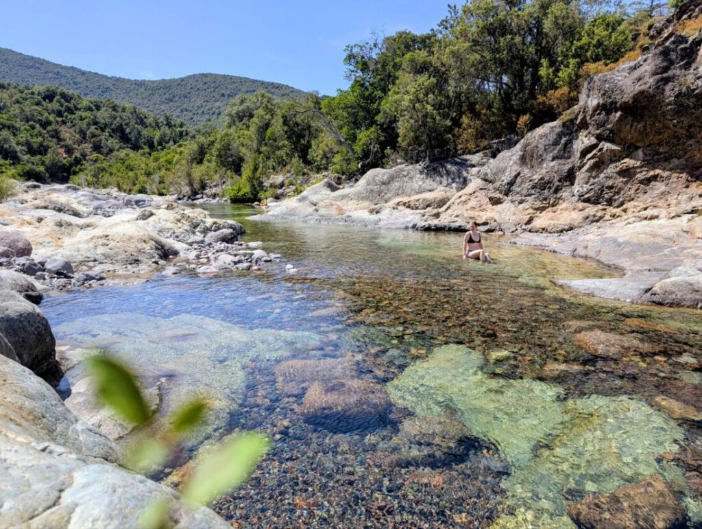 Badegumpe im Fangotal auf Korsika mit smaragdgrünem Wasser